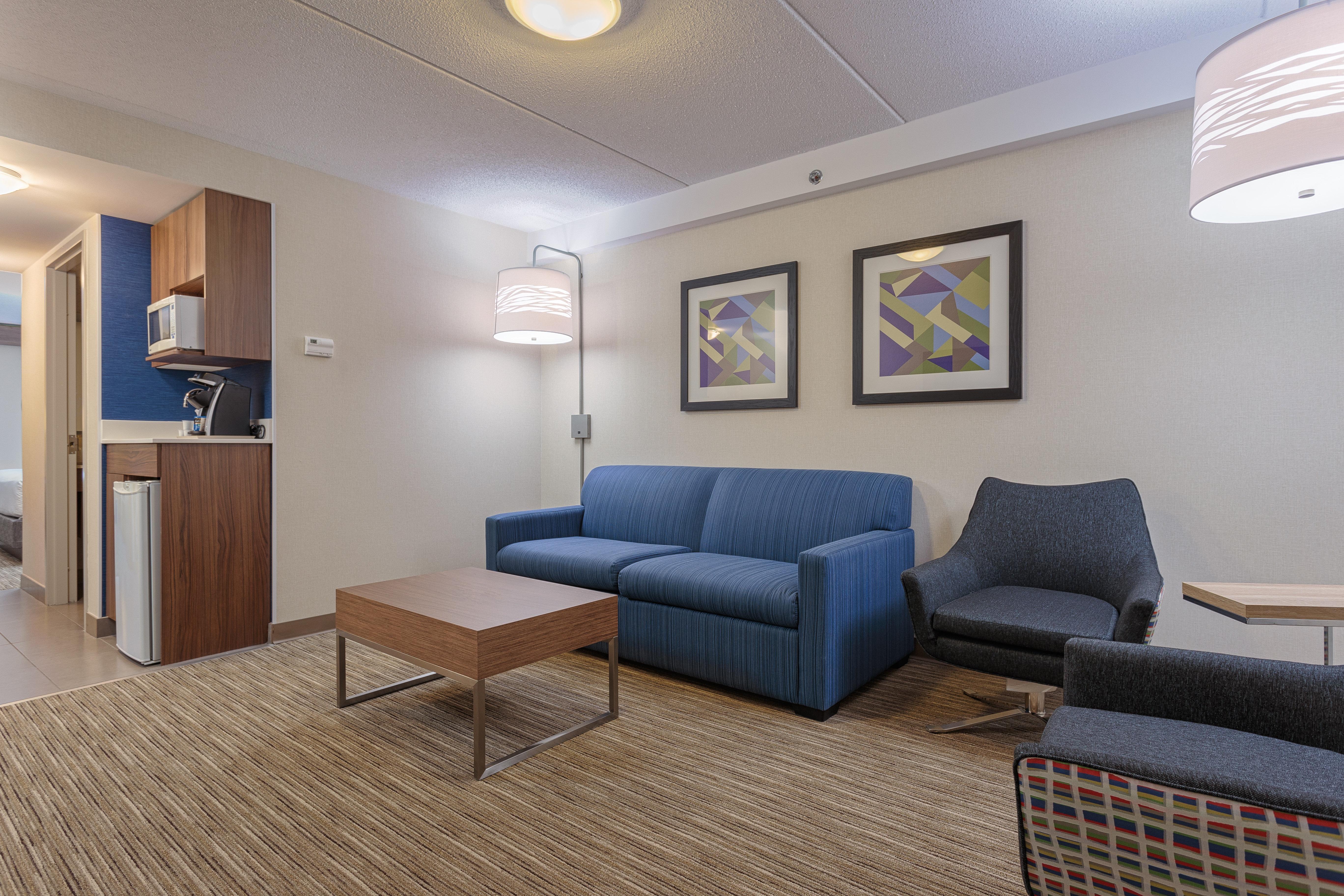 Holiday Inn Express & Suites - Belleville By Ihg Exterior photo