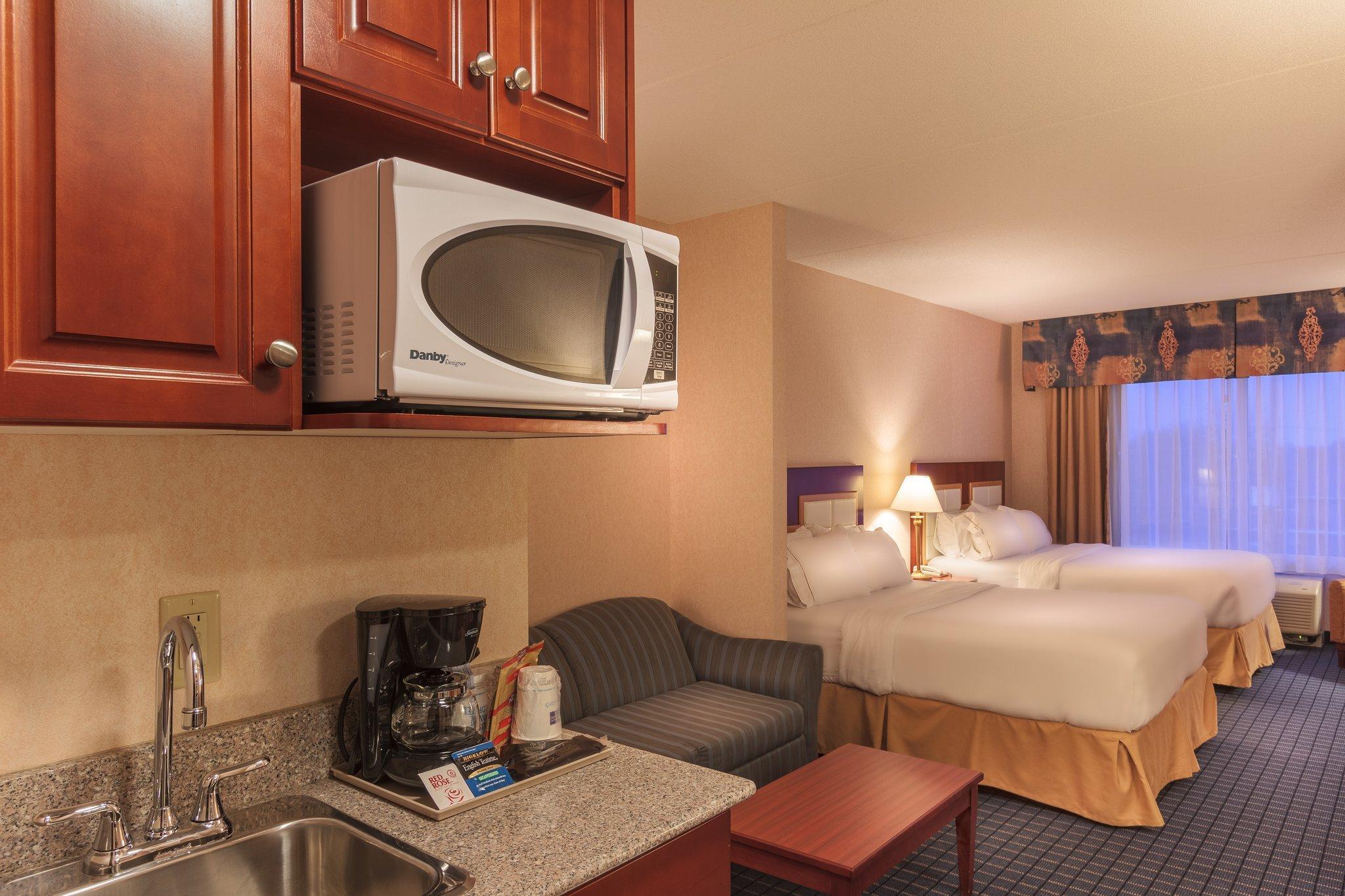 Holiday Inn Express & Suites - Belleville, An Ihg Hotel Exterior photo