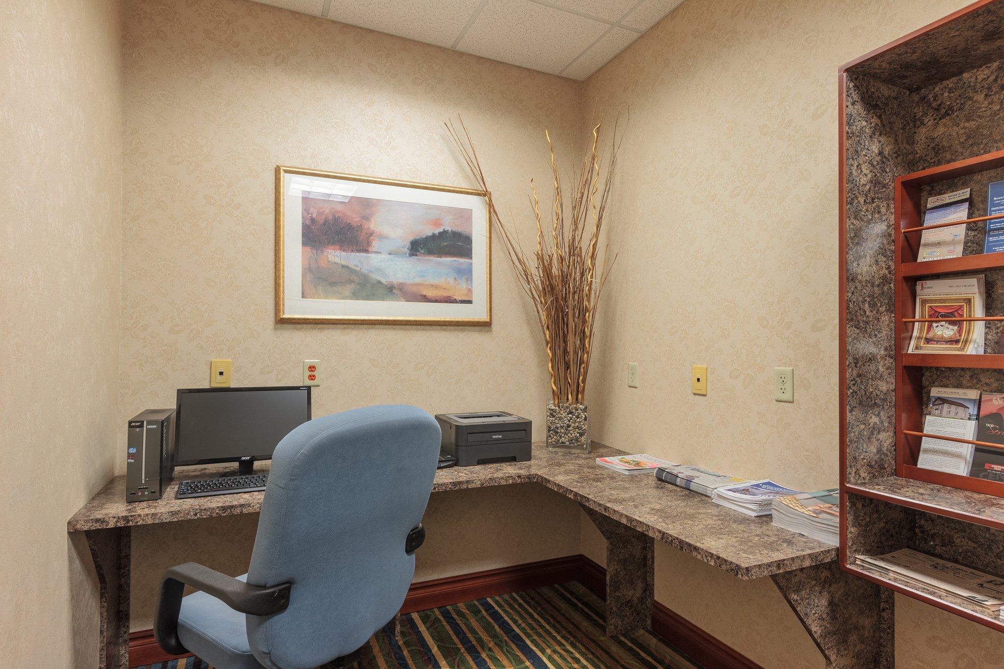 Holiday Inn Express & Suites - Belleville By Ihg Exterior photo