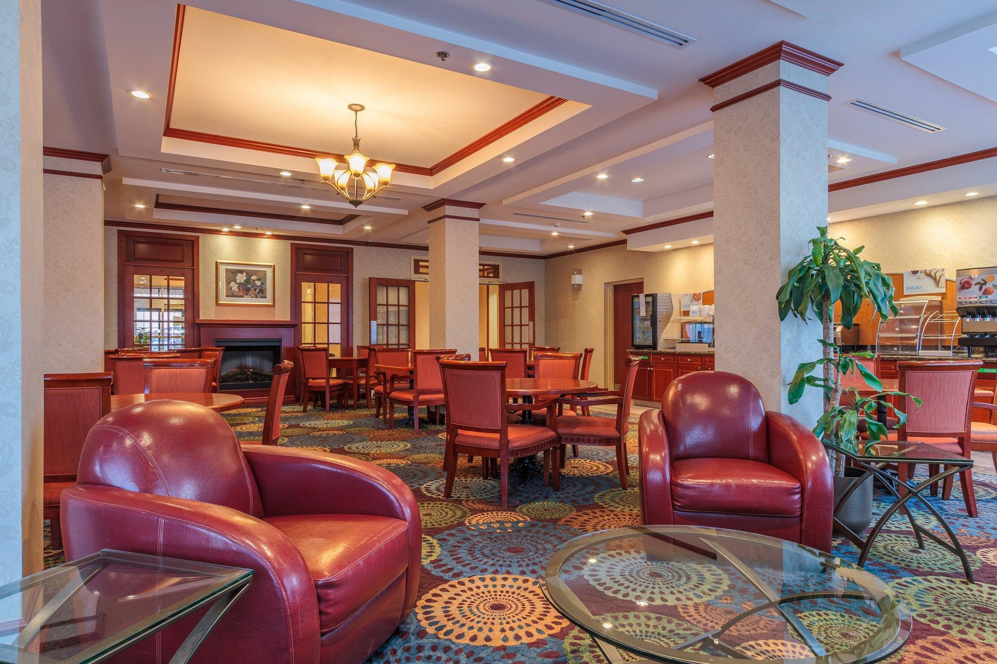 Holiday Inn Express & Suites - Belleville By Ihg Exterior photo