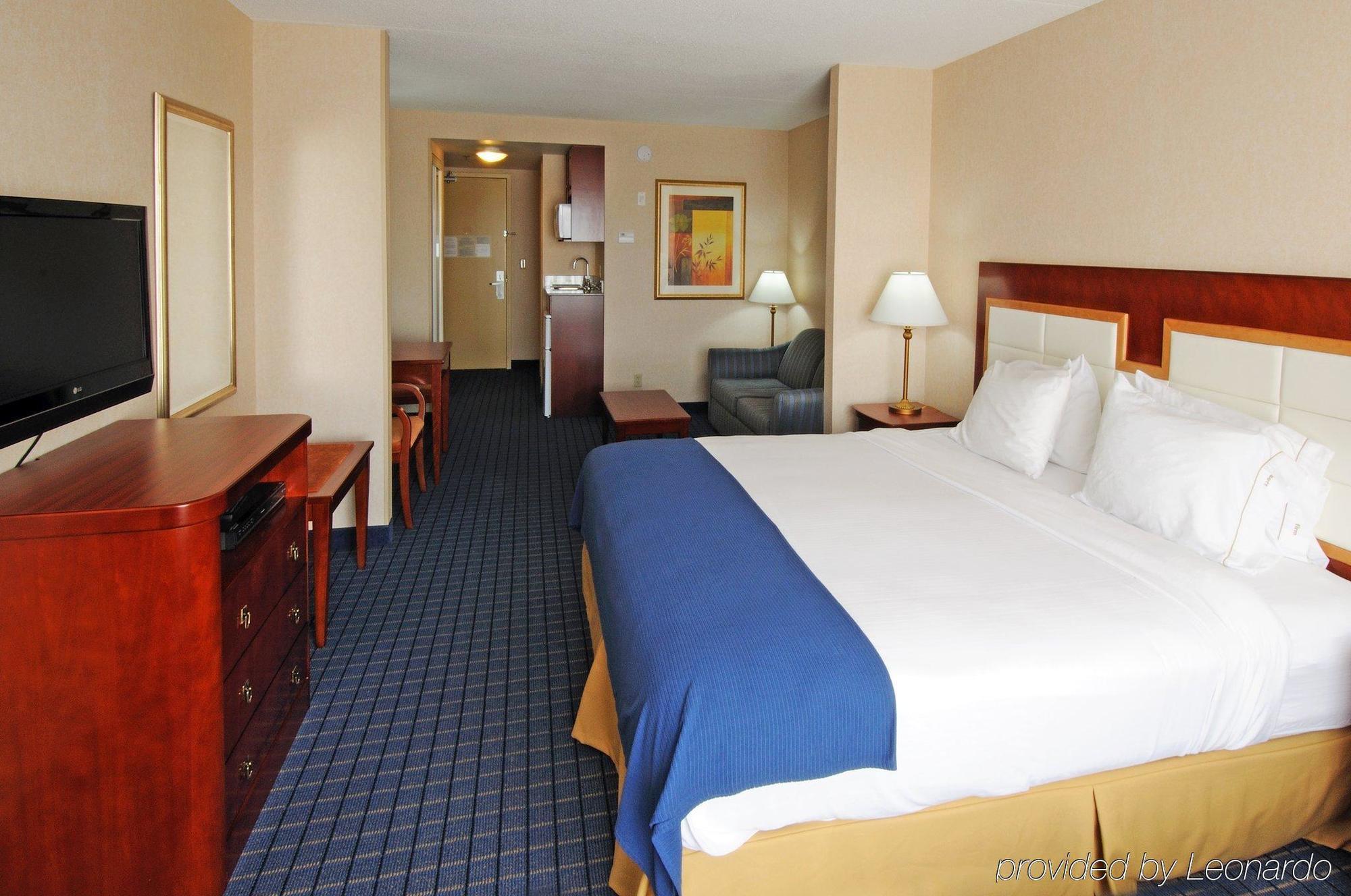 Holiday Inn Express & Suites - Belleville, An Ihg Hotel Room photo