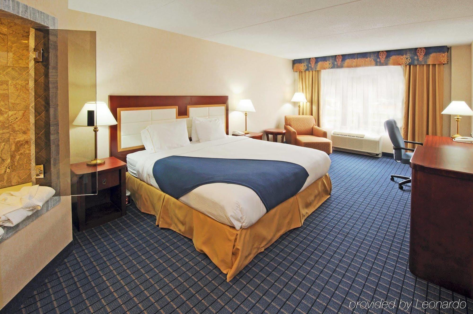 Holiday Inn Express & Suites - Belleville, An Ihg Hotel Room photo