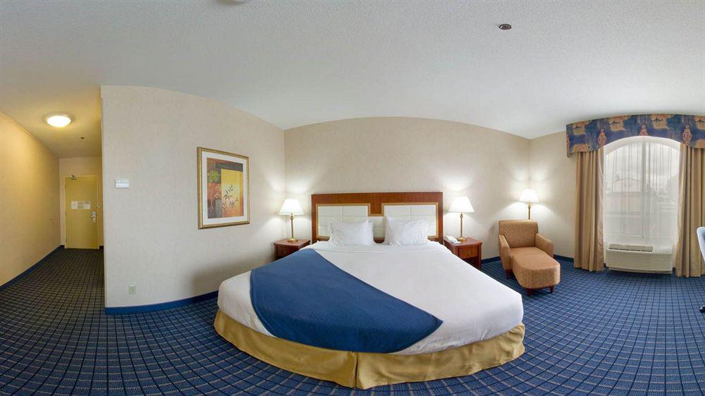 Holiday Inn Express & Suites - Belleville, An Ihg Hotel Exterior photo